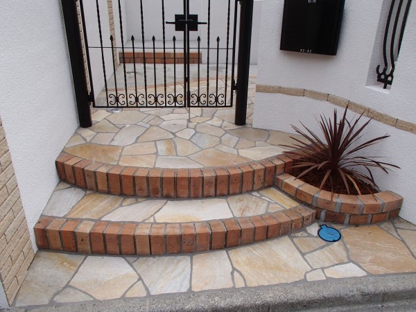 乱形石を使って、外構に個性を出そう！　心エクステリアデザイン